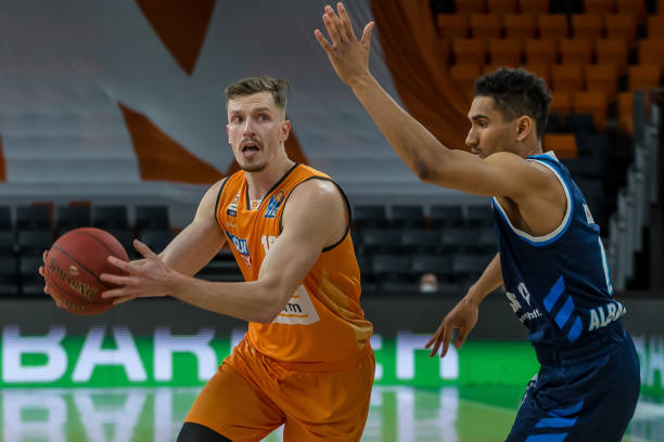 由年轻边锋 由年轻边锋